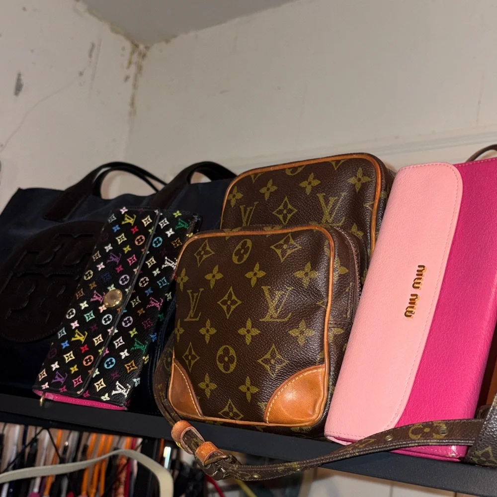 St. Patrick's Day GIVEAWAY SHOW💚🍀 ft. Mandy, Sandi, & Alicia the Purse Plug - Picture 6 of 7